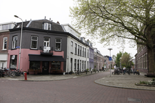 903163 Gezicht in de Bollenhofsestraat te Utrecht, uit het westen, vanaf de kruising met de Poortstraat. Links het ...
